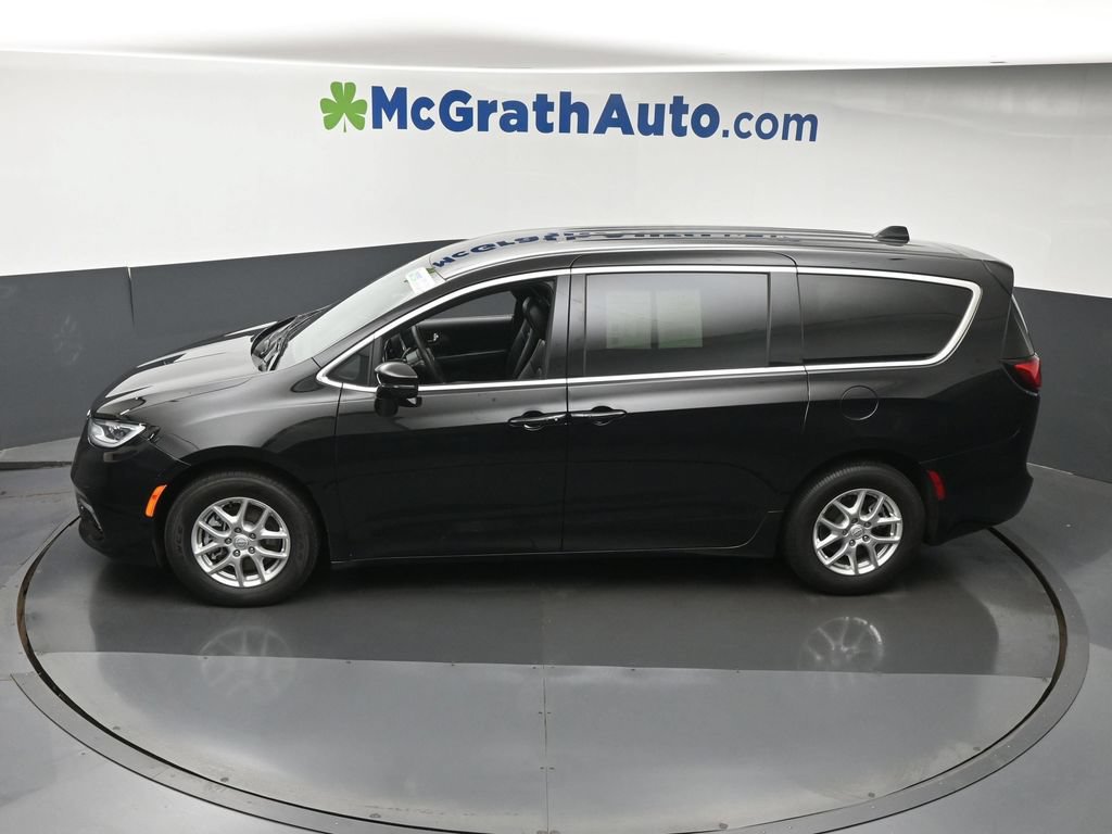 Used 2025 Chrysler Pacifica Select FWD image 25