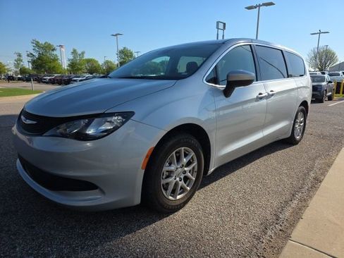Used 2023 Chrysler Voyager LX image 3