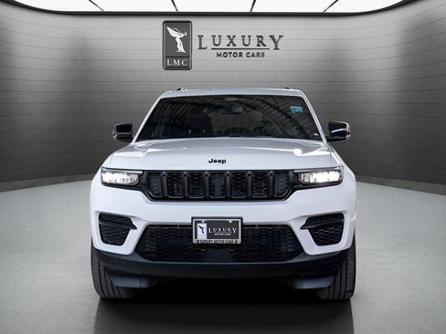 Used 2023 Jeep Grand Cherokee Altitude AWD/4WD image 3