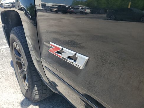 Used 2018 Chevrolet Silverado 1500 LT w/ Midnight Edition image 9