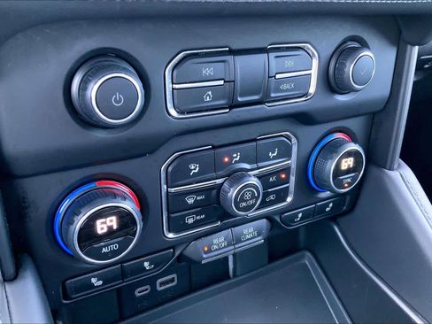 Used 2024 Chevrolet Tahoe Z71 w/ Luxury Package image 28