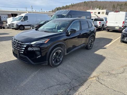 Used 2025 Nissan Rogue SV image 2
