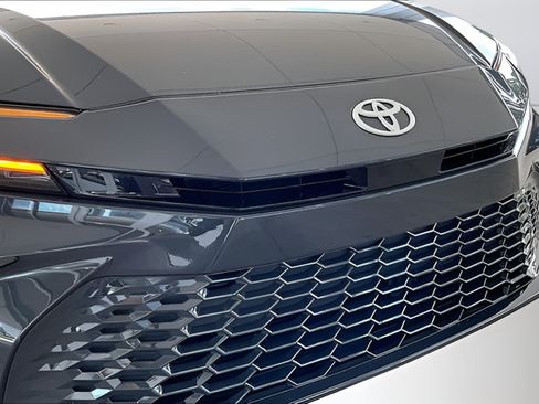 Used 2025 Toyota Camry XSE FWD image 28
