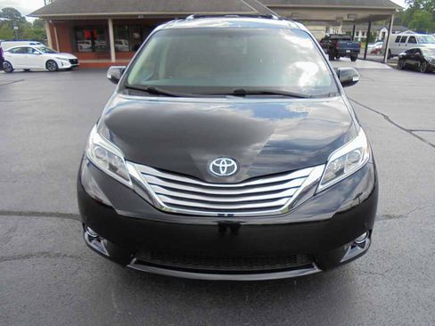 Used 2017 Toyota Sienna Limited w/ Outdoor Package AWD/4WD image 3