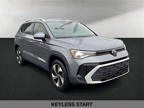 Used 2025 Volkswagen Taos SE w/ Panoramic Sunroof Package image 2