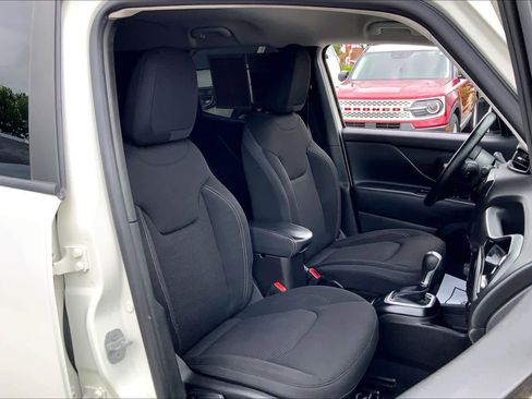 Used 2023 Jeep Renegade Altitude w/ Convenience Group I AWD/4WD image 9
