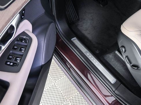 Certified 2025 Volvo XC90 T8 Plus AWD/4WD image 9