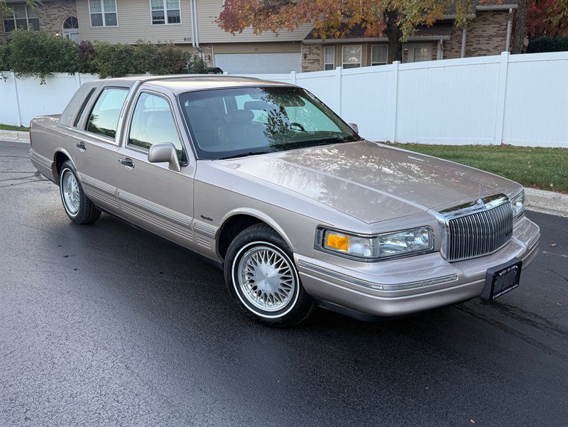 Used 1997 Lincoln Town Car Signature RWD image 1