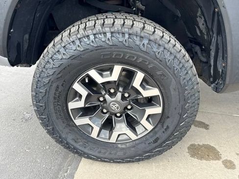 Used 2019 Toyota Tacoma TRD Off-Road w/ Technology Package AWD/4WD image 11