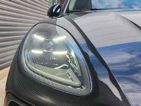 Certified 2025 Porsche Macan image 8