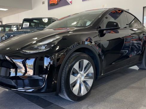 Used 2023 Tesla Model Y 2WD image 1
