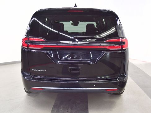 Used 2025 Chrysler Pacifica Select FWD image 3