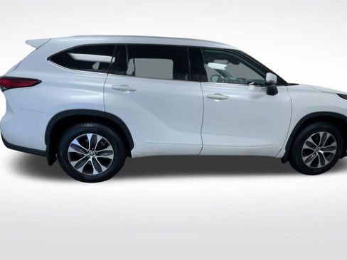 Used 2022 Toyota Highlander XLE AWD/4WD image 24