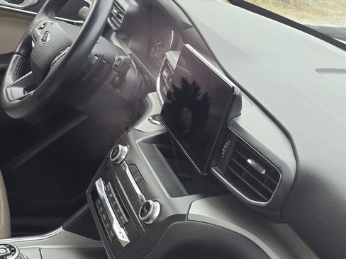 Used 2020 Ford Explorer XLT w/ Equipment Group 202A image 6