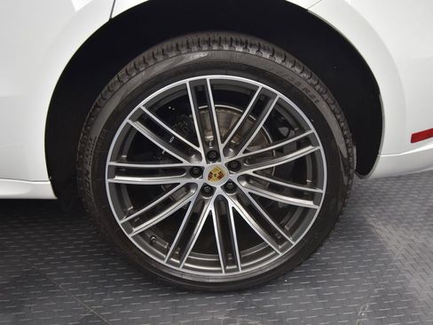 Certified 2025 Porsche Macan AWD/4WD image 14