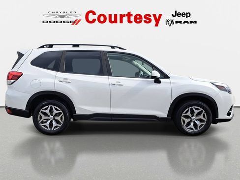Used 2022 Subaru Forester Premium AWD/4WD image 2