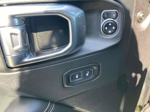 Used 2025 Jeep Wrangler Unlimited Sahara AWD/4WD image 18