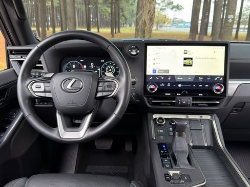 Used 2024 Lexus GX 550 image 3