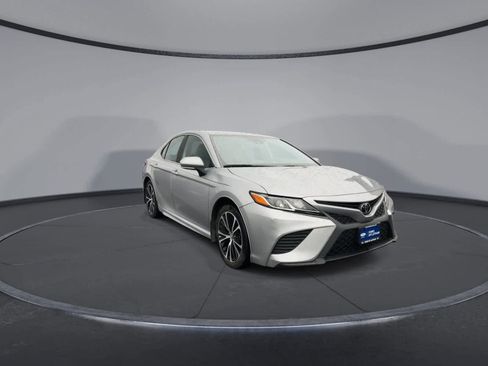 Used 2019 Toyota Camry SE image 2