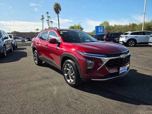 Used 2025 Chevrolet Trax LT FWD image 6