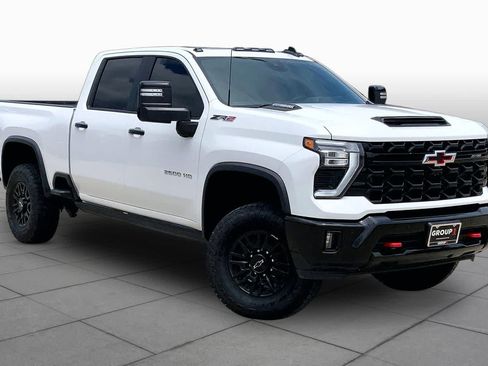 Used 2025 Chevrolet Silverado 2500 ZR2 w/ Technology Package AWD/4WD image 3