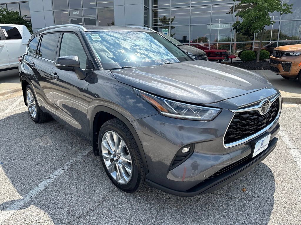 Used 2024 Toyota Highlander Limited AWD/4WD image 6