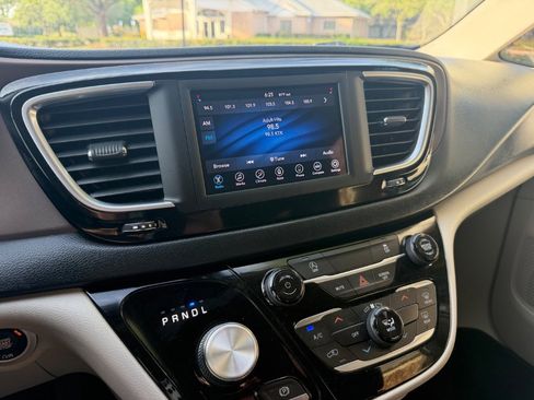 Used 2021 Chrysler Voyager L image 16