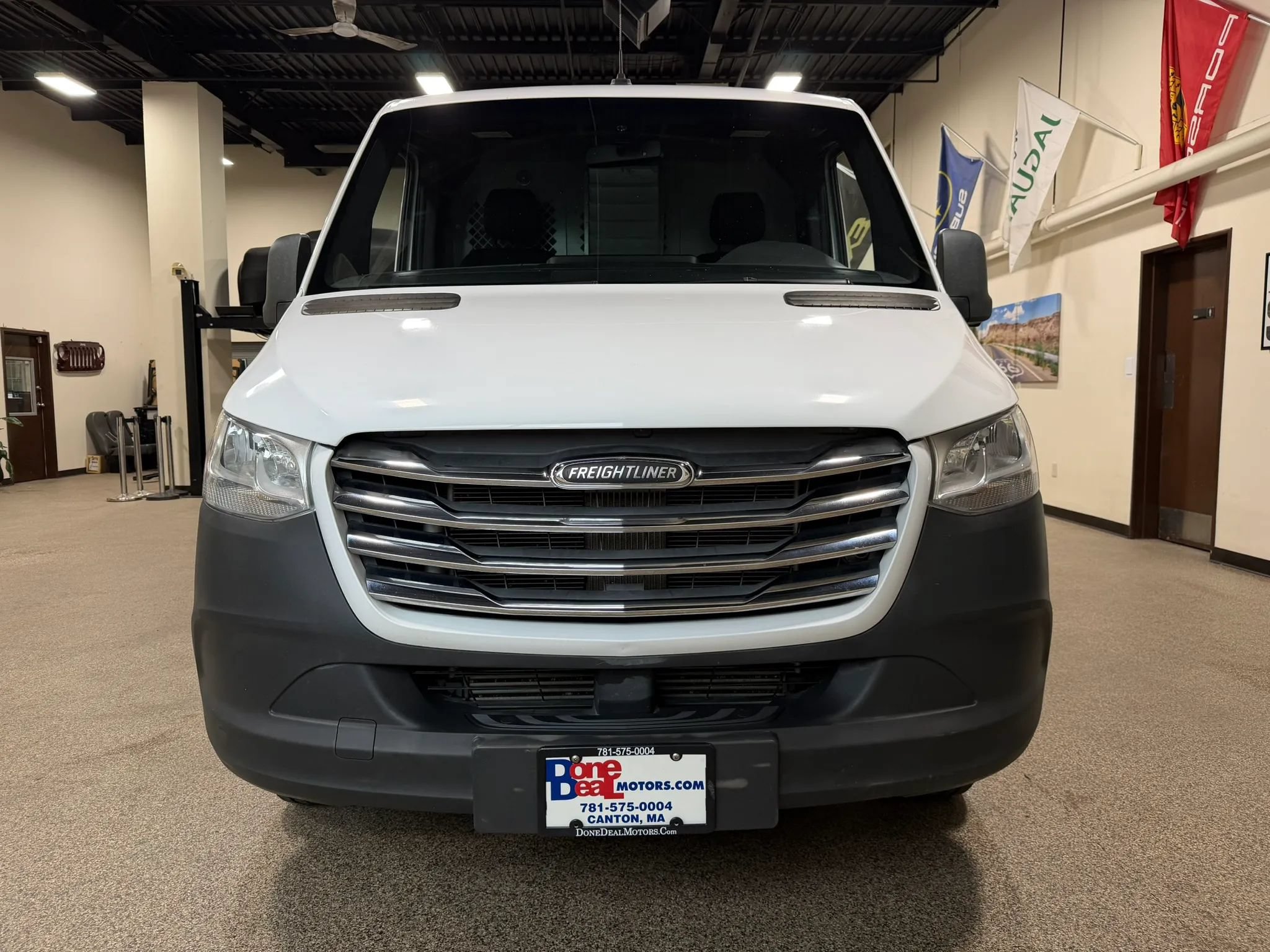 Used 2019 Freightliner Sprinter 144 RWD image 2
