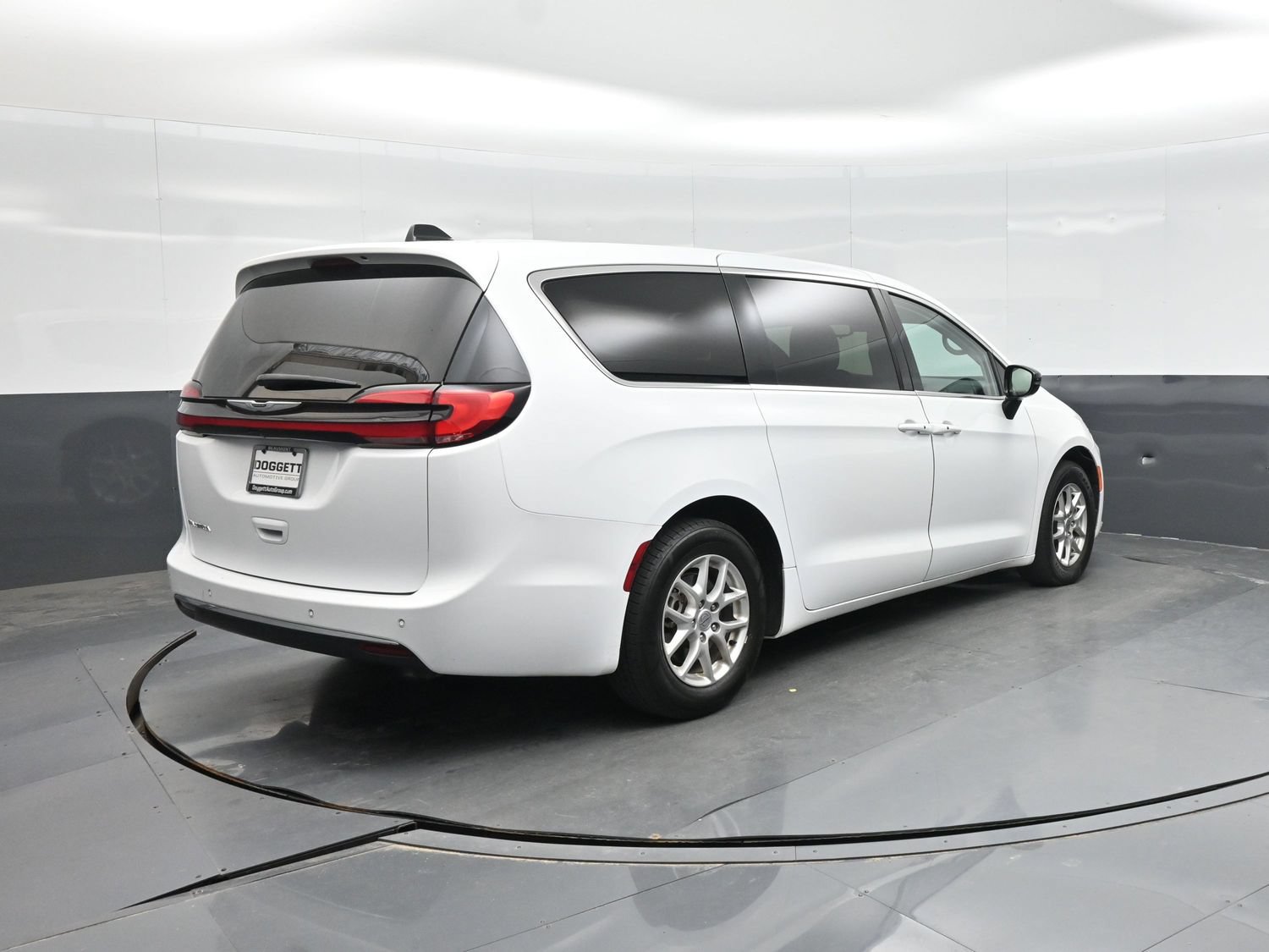Used 2024 Chrysler Pacifica Touring-L FWD image 9