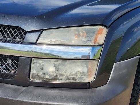 Used 2005 Chevrolet Avalanche LT w/ Preferred Equipment Group AWD/4WD image 9