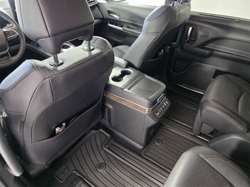 Used 2025 Toyota Sienna Platinum image 16