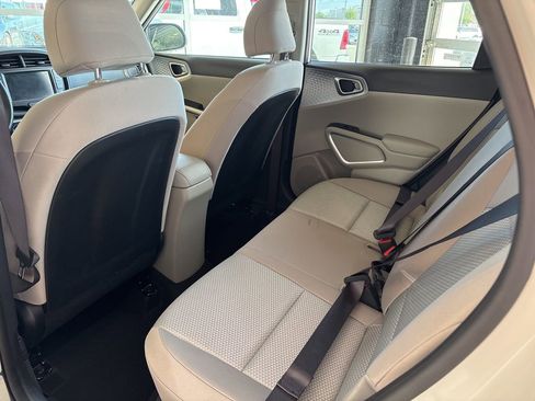 Certified 2025 Kia Soul LX w/ LX Technology Package FWD image 18