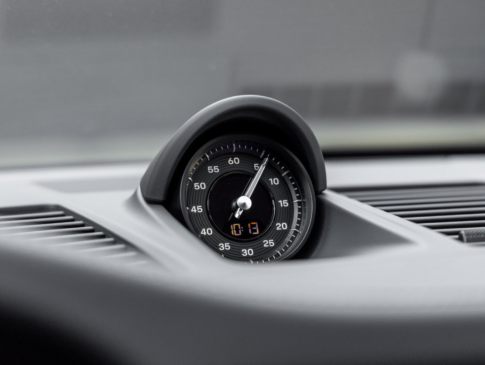 Certified 2025 Porsche 911 Carrera RWD image 32