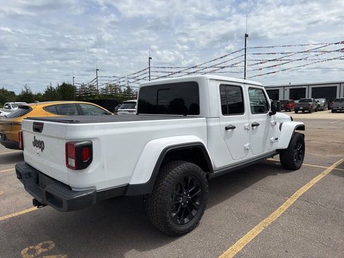 Used 2025 Jeep Gladiator Sport AWD/4WD image 5