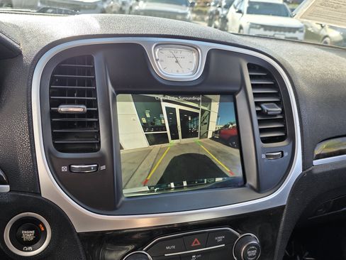 Used 2019 Chrysler 300 Limited RWD image 16