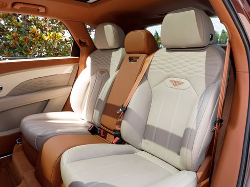 Used 2023 Bentley Bentayga Extended Wheelbase AWD/4WD image 34