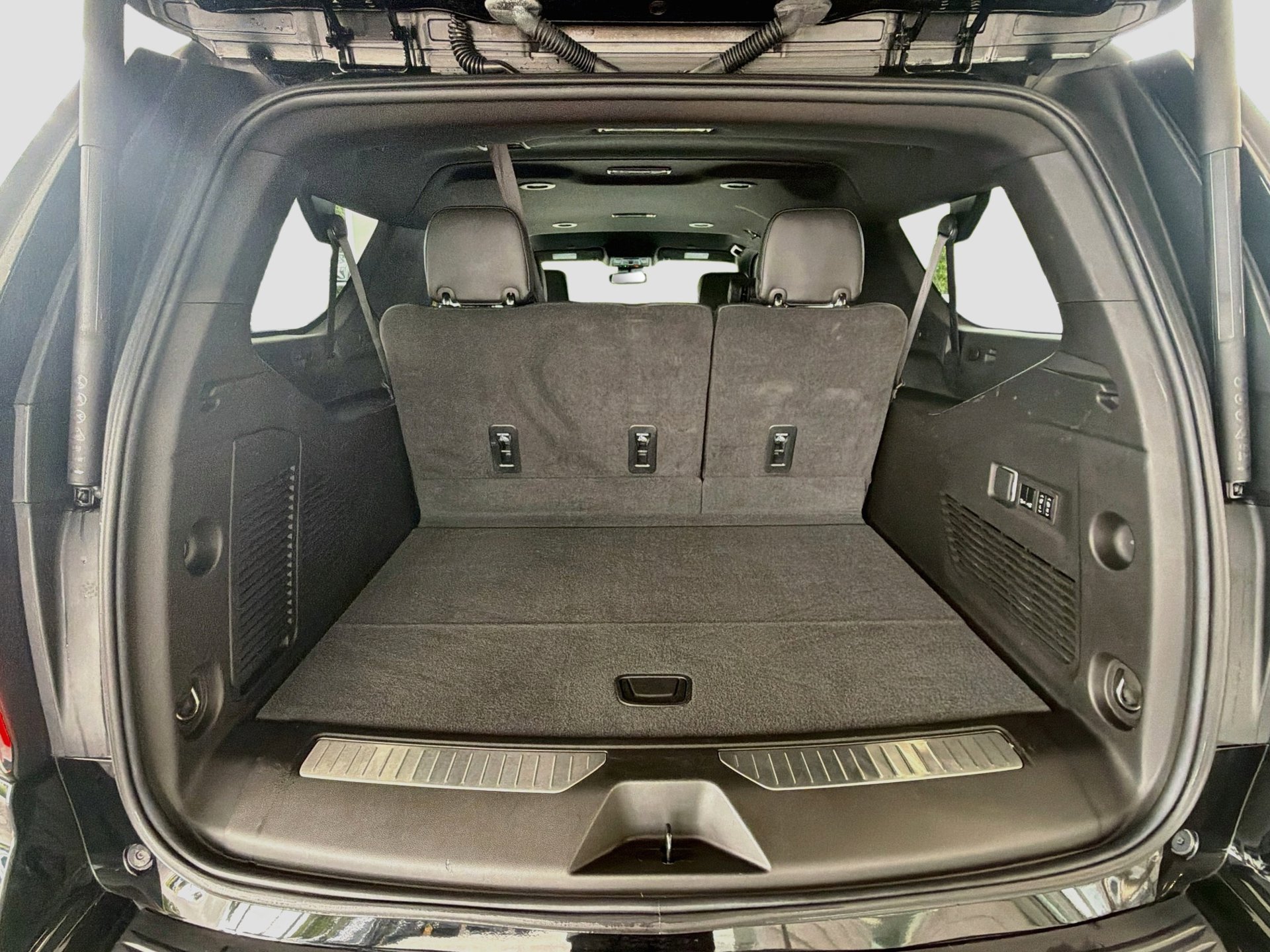 Used 2023 Chevrolet Suburban RST w/ Luxury Package RWD image 12