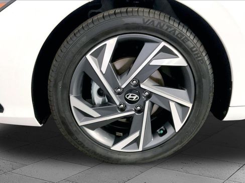 Used 2025 Hyundai Elantra Limited FWD image 9