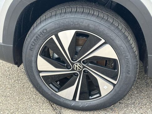 New 2026 Volkswagen Taos SE image 7