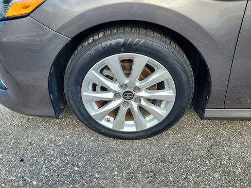 Used 2019 Toyota Camry LE FWD image 5