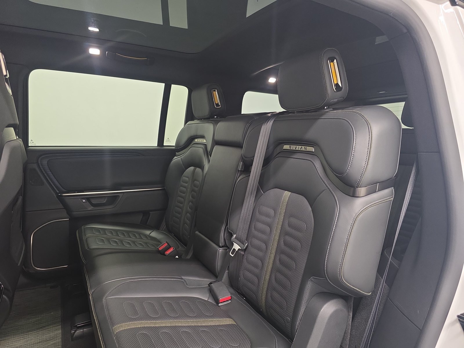 Used 2025 Rivian R1S Adventure Dual AWD/4WD image 21