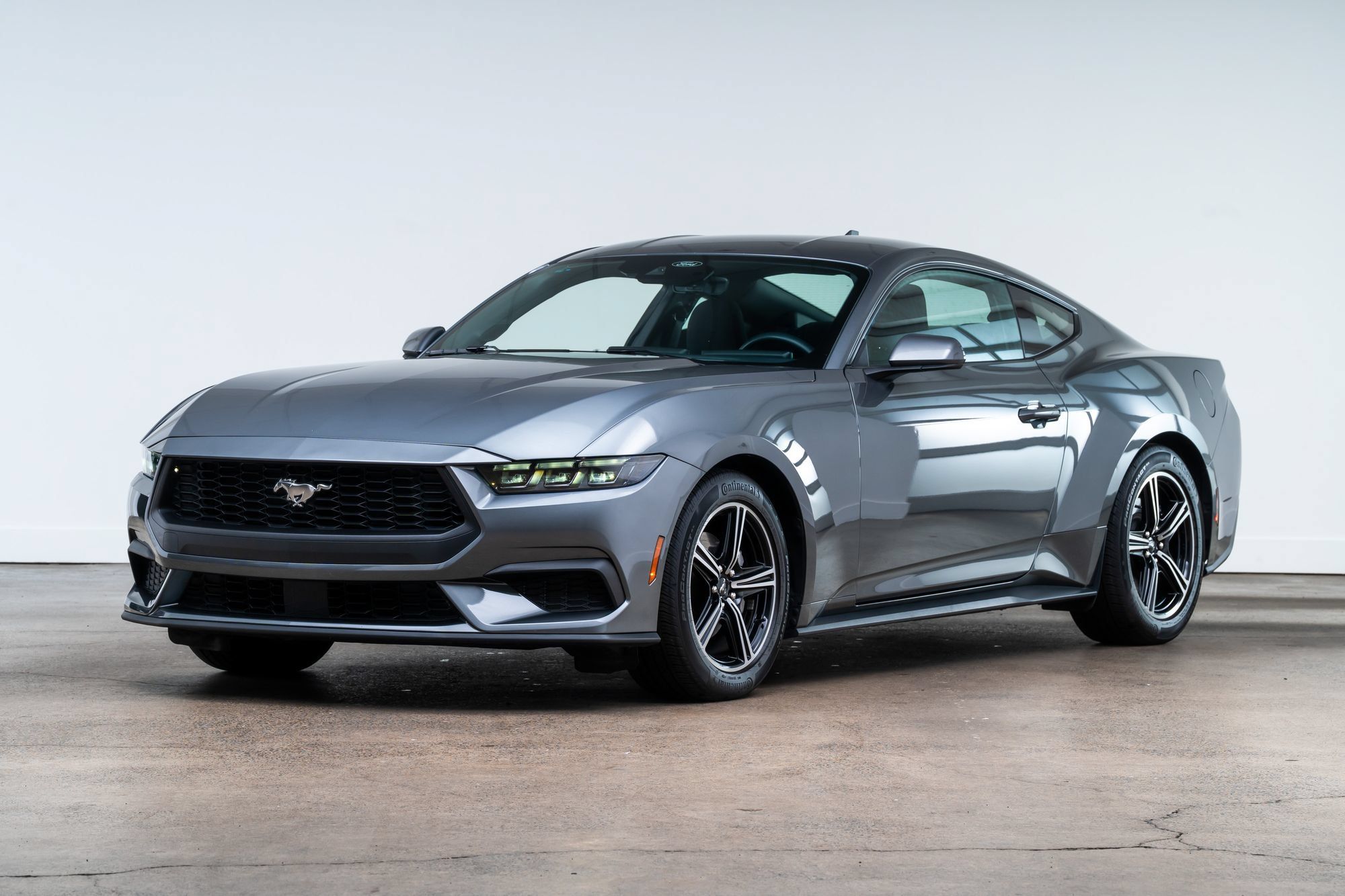 Used 2025 Ford Mustang Coupe RWD image 3