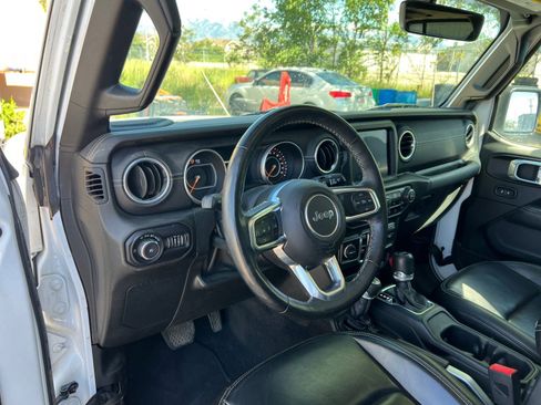 Used 2018 Jeep Wrangler Unlimited Sahara w/ Uconnect 4C Nav & Sound Group AWD/4WD image 18