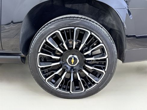 Used 2025 Chevrolet Suburban High Country AWD/4WD image 34