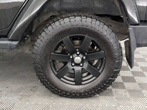 Used 2017 Jeep Wrangler Unlimited Sahara w/ Connectivity Group image 14