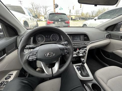 Used 2019 Hyundai Elantra SE image 14