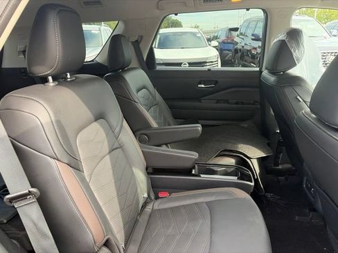 Used 2024 Nissan Pathfinder Platinum AWD/4WD image 17