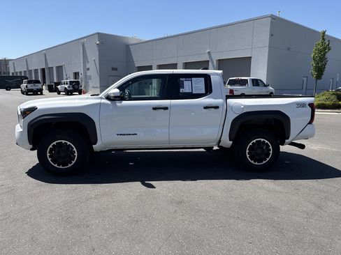 Used 2024 Toyota Tacoma TRD Off-Road image 6