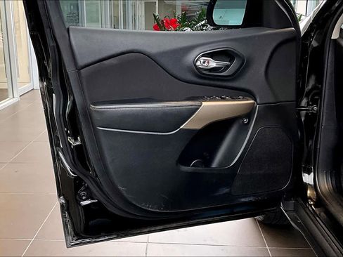 Used 2018 Jeep Cherokee Latitude FWD image 21