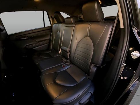 Used 2022 Toyota Highlander XLE FWD image 20